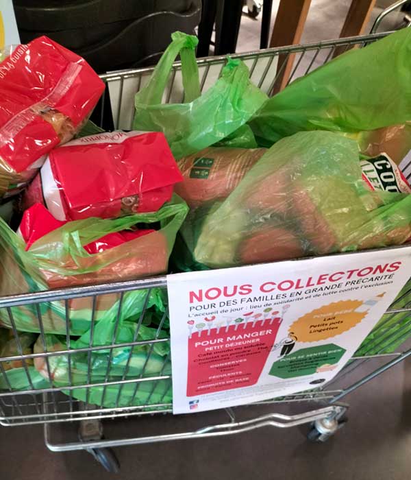 Photo d'un caddie contenant des dons alimentaires pour l'Accueil de Jour