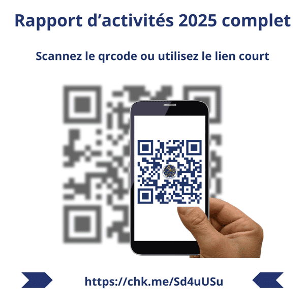 Une main montre un qr code à scanner et celui à l'intérieur du mobile sur la photo, est le qr code qui pointe sur le rapport d'activités 2025 du Foyer Fraternel