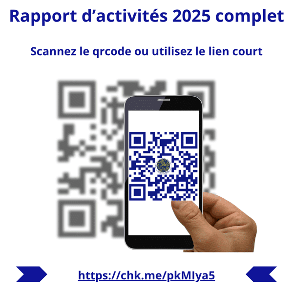 Une main montre un qr code à scanner et celui à l'intérieur du mobile sur la photo, est le qr code qui pointe sur le rapport d'activités 2025 du Foyer Fraternel